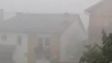 BRUTALNO NEVREME U BAČKOJ PALANCI Front sa zapada stigao u Srbiju, bije grad, vetar brije (VIDEO)