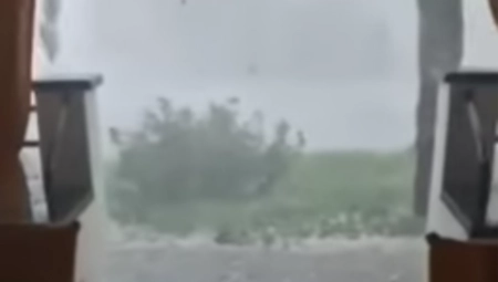 STRAŠNA SCENA, ZABELELO SE USRED JUNA I TU NIJE KRAJ NEVOLJE! Snažno nevreme udara na severu Srbije, evo gde je najkritičnije (VIDEO)