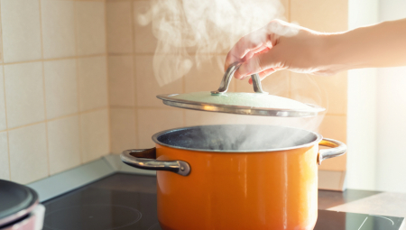 TRIK ISKUSNIH DOMAĆICA Ako uradite ovo dok voda kuva na šporetu, nikada se neće preliti, potrebna samo 1 sitnica