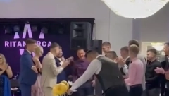 NIJE MOGAO DA VERUJE ŠTA VIDI Poklon koji je ovaj razredni dobio od maturanata će pamtiti celog života (VIDEO)