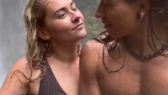 ZALJUBILA SE U TARZANA, PA POTPUNO PROMENILA SVOJ ŽIVOT Preselila se u kolibu u DŽUNGLI, a ovako se sporazumeva sa svojim dragim (VIDEO)