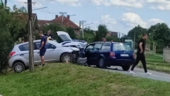 TEŠKA SAOBRAĆAJKA U OBRENOVCU Automobil nakon udesa sleteo sa puta (FOTO)