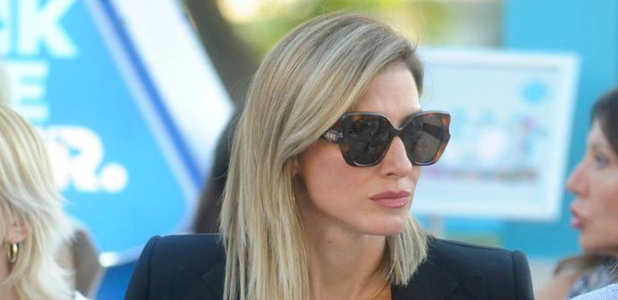 GO STOMAK, A GRUDI U PRVOM PLANU Jovana Joksimović u minijaturnom topu, voditeljka nikad izazovnija