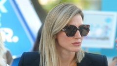 GO STOMAK, A GRUDI U PRVOM PLANU Jovana Joksimović u minijaturnom topu, voditeljka nikad izazovnija