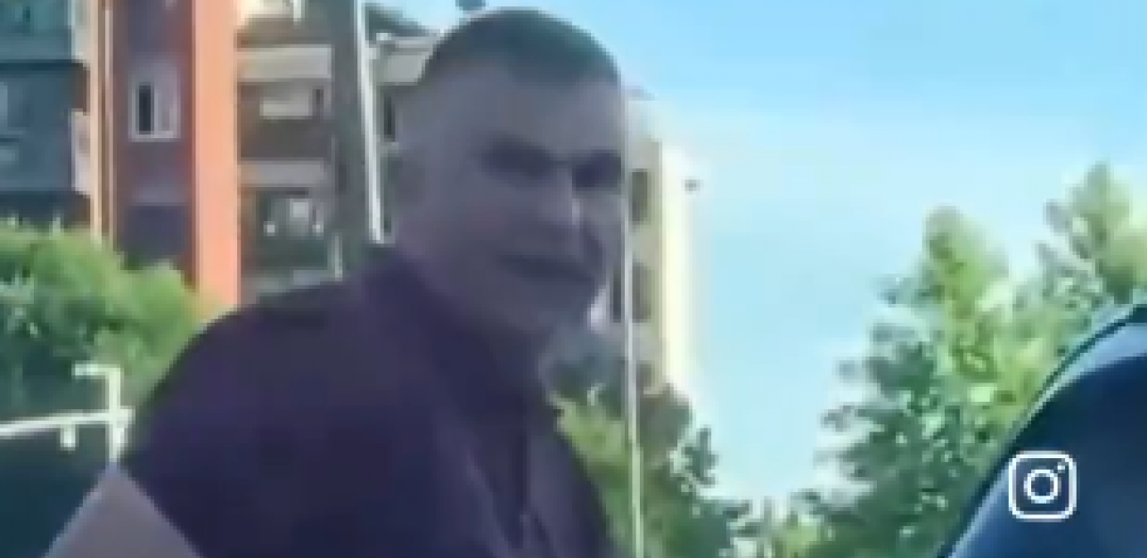 "MA BOLI ME..." Valjevac uzeo sekiru u ruke i prišao čoveku u kolima, LJUDI U ŠOKU SNIMAJU SCENU (VIDEO)