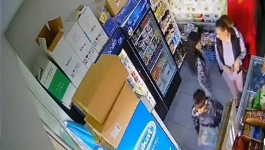 SRAMNA SCENA SNIMLJENA U BORČI Majka sa decom krade kutiju za bolesnog dečaka