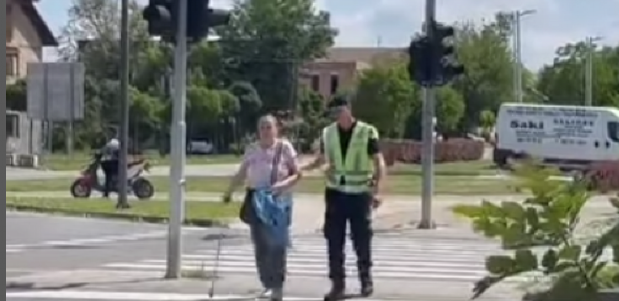 JOŠ SRPKINJE RAĐAJU JUNAKE! O novosadskom saobraćajcu svi bruje, svojim gestom zadao mnogima domaći zadatak! (VIDEO)