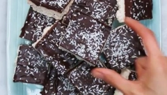 FENOMENALNI KOLAČI OD KOKOSA I ČOKOLADE Desert od koga će vam krenuti voda na usta, a posan