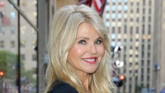 ODEĆA KOJA PODMLAĐUJE Kristi Brinkli izazvala pometnju dugom crnom haljinom, idealna je za posao, ali i za šetnju po gradu