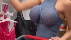 OVAKO VELIKE SILIKONE NIKAD NISTE VIDELI Zbog njenih grudi će vam SKOČITI PRITISAK (VIDEO)