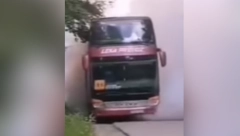 VOZAČ JE BRZO REAGOVAO I SPREČIO DA PROŽAR ZAHVATI CEO AUTOBUS Oglasila se firma čije je vozilo zahvatila vatrena stihija
