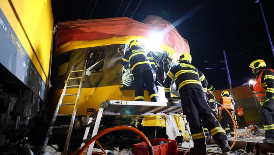 PRVE JEZIVE SLIKE STRAVIČNOG UDESA VOZOVA U ČEŠKOJ Najmanje četvoro mrtvih, lokomotiva zdrobljena!