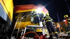 PRVE JEZIVE SLIKE STRAVIČNOG UDESA VOZOVA U ČEŠKOJ Najmanje četvoro mrtvih, lokomotiva zdrobljena!