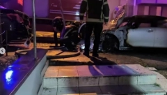 ZVUK PUCANJA STAKLA NAS JE PROBUDIO Plamen zapaljenih automobila na Voždovcu došao do DRUGOG SPRATA! (VIDEO)