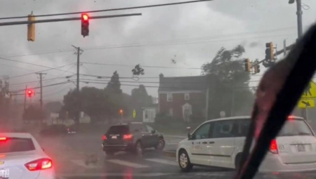 RAZORNA OLUJA NOSILA SVE PRED SOBOM Dete poginulo u naletu tornada, povređeno nekoliko ljudi (VIDEO)