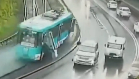 STRAVIČNA NESREĆA U RUSIJI U sudaru dva tramvaja povređeno više od 100 ljudi, ima i mrtvih (VIDEO)