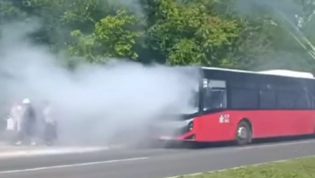 U VODOVODSKOJ ULICI PRAVI PAKAO! Zapalio se bus na Julinom brdu - putnici bežali glavomBEZ OBZIRA!