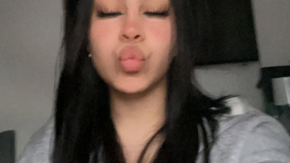 STOMAK JOJ BIO RAVAN, OPIJALA SE, A ONDA SAZNALA DA JE TRUDNA Devojka se ŠOKIRALA kad su joj rekli u kom je mesecu (FOTO)