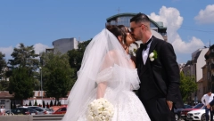 SVE OČI UPRTE U TAMARU I DARKA! Mlada blista u venčanici i nakitu od 20.000 evra, trubači ih dočekali ispred Hrama!