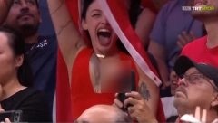 NEVIĐENI SKANDAL Navijačici ispale grudi usred TV prenosa, islamisti burno reagovali, a ona obrisala profile na mrežama