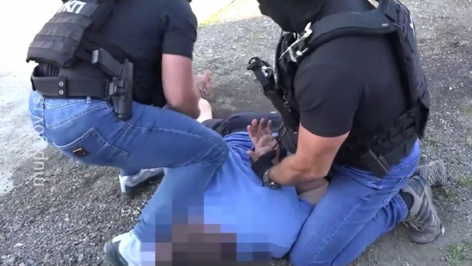 "POLICIJA, LEZI DOLE!" Pogledajte kako su pohapšeni dileri - zaplenjeno 50 KILOGRAMA marihuane (VIDEO)