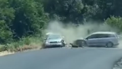 JEZIVA SAOBRAĆAJNA NESREĆA KOD VELIKE PLANE Sudarila se dva automobila, delovi rasuti po putu (FOTO)