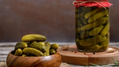 IZBEGNITE BUĐ NA KISELIM KRASTAVCIMA Evo koliko mogu da traju u frižideru kada se jednom otvore, budite oprezni