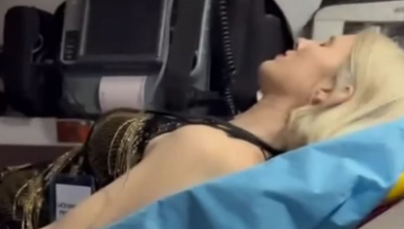 PEVAČICI POZLILO, HITNO HOSPITALIZOVANA Priključena na infuziju, sve se desilo 15 minuta pred nastup