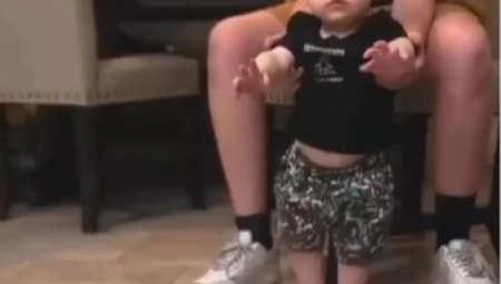 PRESLATKI DEČAK PROHODAO NA NEOBIČAN NAČIN  Đuska od malih nogu, potpuni hit! (VIDEO)