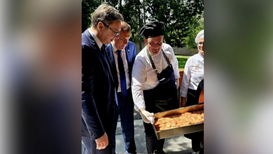 VUČIĆ UGOSTIO SRBE IZ SRPSKE "Po ovoj vrućini najbolje je prase iz furune" (FOTO)