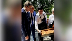 VUČIĆ UGOSTIO SRBE IZ SRPSKE "Po ovoj vrućini najbolje je prase iz furune" (FOTO)