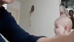 "E SAD TI MENE SLUŠAJ, MAMA!" Beba nije dala majci da je nahrani, poručila samo jednu stvar (VIDEO)