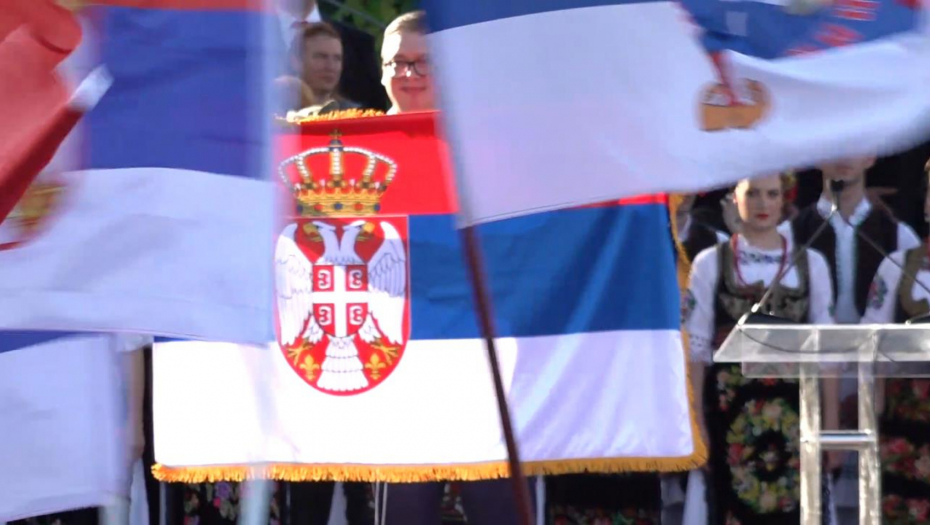 SAV BESMISAO MRŽNJE PREMA VUČIĆU I SRBIJI STAO U 49 SEKUNDI! “Živimo dobro i imamo dobre auto-puteve, ali smetaju nam srpske zastave i želimo vlast” (VIDEO)