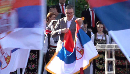 VUČIĆ RAŠIRIO ZASTAVU SRBIJE IZ UN: Sanjao sam je danima i noćima, znao koliko vredi