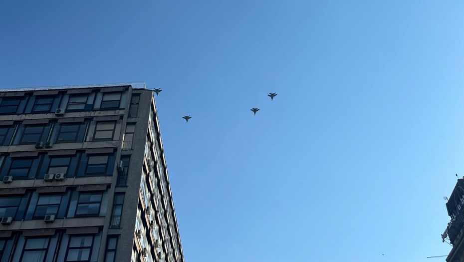 PILOT UŽIVO POZDRAVIO SVE: Migovi nadleću centralnu manifestaciju Svesrpskog sabora na Trgu republike