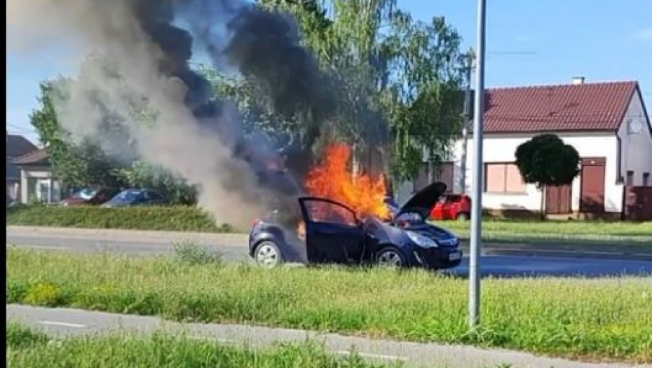 JEZIV PRIZOR IZ SREMSKE MITROVICE: Plamen guta automobil!