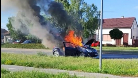 JEZIV PRIZOR IZ SREMSKE MITROVICE: Plamen guta automobil!