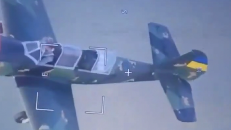 EVO GA LETI, PUCAJ... Ukrajinac uzeo kalašnjikov pa raspalio iz aviona! (VIDEO)