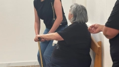 POZLILO MAJCI ZOKIJA ŠUMADINCA! Ne može da se odvoji od sanduka, grca u suzama, rodbina je drži!