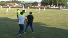 NEVEROVATAN SKANDAL U SRPSKOM FUDBALU Bivši kapiten Zvezde nasrnuo na sudiju, HAOS na terenu i tribinama (VIDEO)