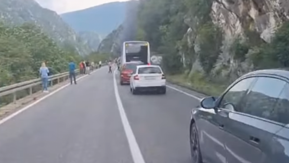 JEZIV SNIMAK Preticao kamion u tunelu preko duple "pune"! (VIDEO)