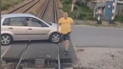 HAOS U BEOGRADU, ZAUSTAVLJEN SAOBRAĆAJ Čovek zaustavio voz i psovao mašinovođu