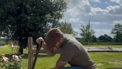 SVE ŽELIMO OVAKVOG BAŠTOVANA! Viktorija pokazala kako je Dejvid Bekam zgodan čak i kada sadi cveće
