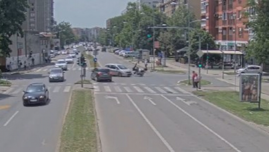 UZNEMIRUJUĆI SNIMAK IZ NOVOG SADA Evo kako je drogirani čovek udario policajca! (VIDEO)