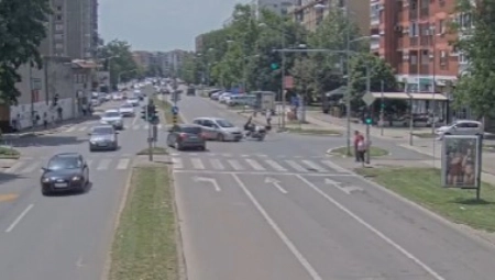 UZNEMIRUJUĆI SNIMAK IZ NOVOG SADA Evo kako je drogirani čovek udario policajca! (VIDEO)