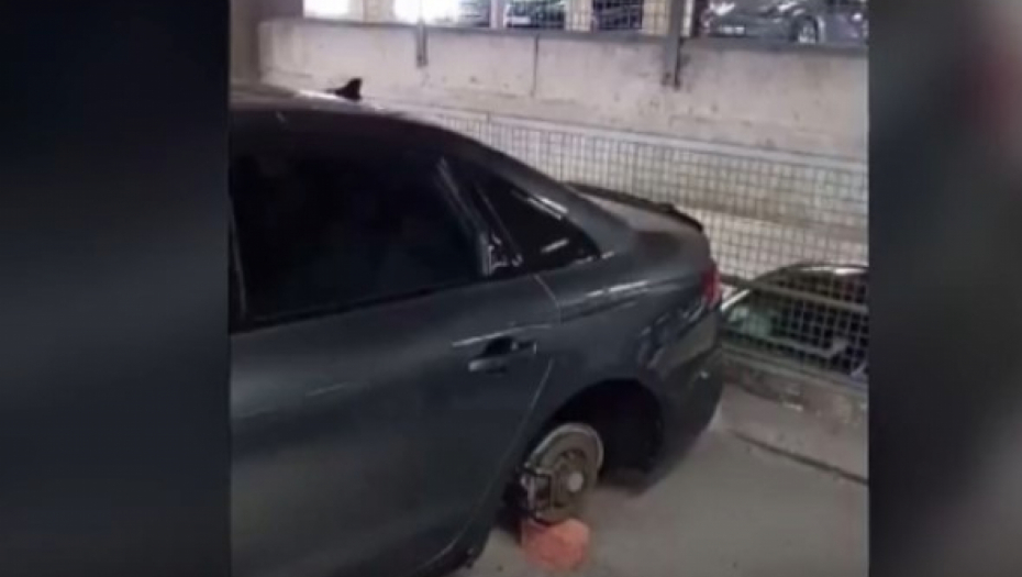 AUDI OSTAO BEZ TOČKOVA I VOLANA! Pljačka na parkingu, vlasnik šokiran