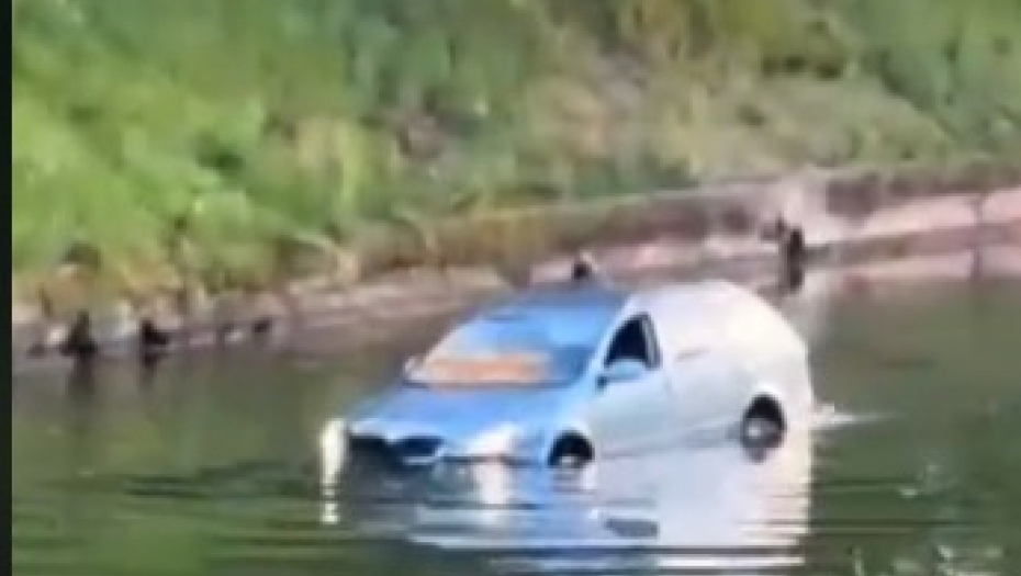 "MILJACKA ŠKODU ODNESE": Muškarac dovezao kola na ulicu, pa ih gurnuo u reku uz sočnu psovku (VIDEO)