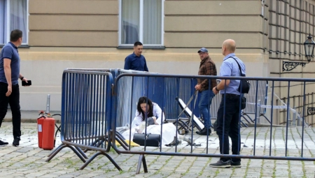 PRVI SNIMCI SA LICA MESTA Muškarac se zapalio kod Vlade Hrvatske (FOTO)