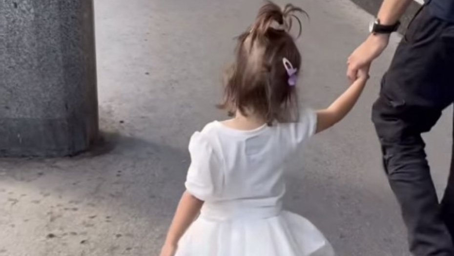 NAŠA PEVAČICA POKAZALA DETE Ponosna mama dovela ćerku i muža u Beograd, odmah posetila ovu svetinju!