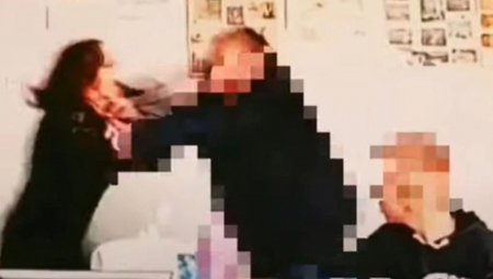 POŠTAR PLJUNUO UČITELJICU, ONA GA IZGRIZLA! TUČA PRED ĐACIMA Neviđeni skandal u seoskoj školi u Pljevljima!